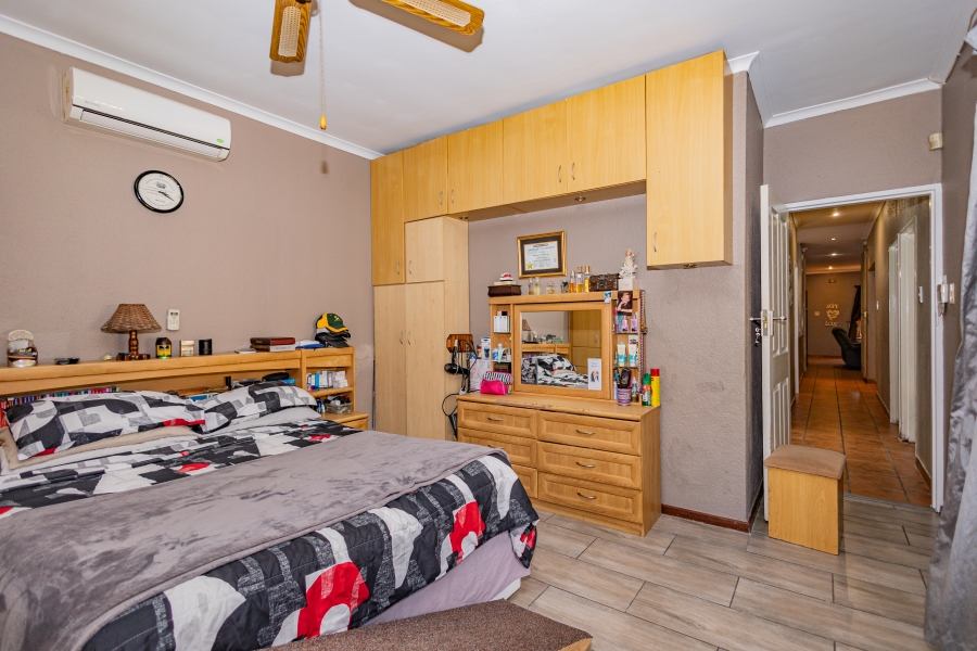 5 Bedroom Property for Sale in Peerless Park Western Cape